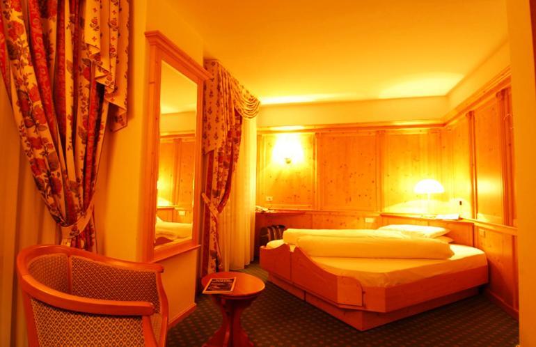 Hotel Cevedale Living Romance Hotel Cogolo Phòng bức ảnh