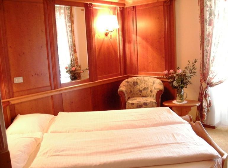 Hotel Cevedale Living Romance Hotel Cogolo Phòng bức ảnh